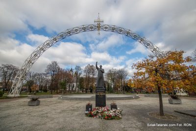 Łuk i pomnik w Suchowoli